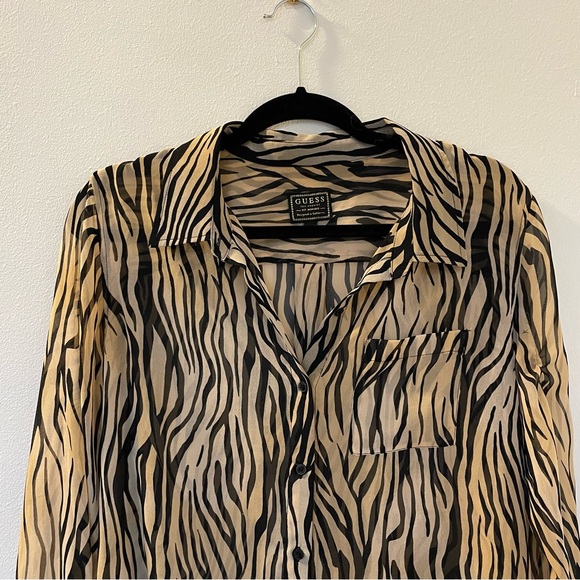❌ SOLD ❌ Guess Tiger Print Button Down - Picture 2 of 3